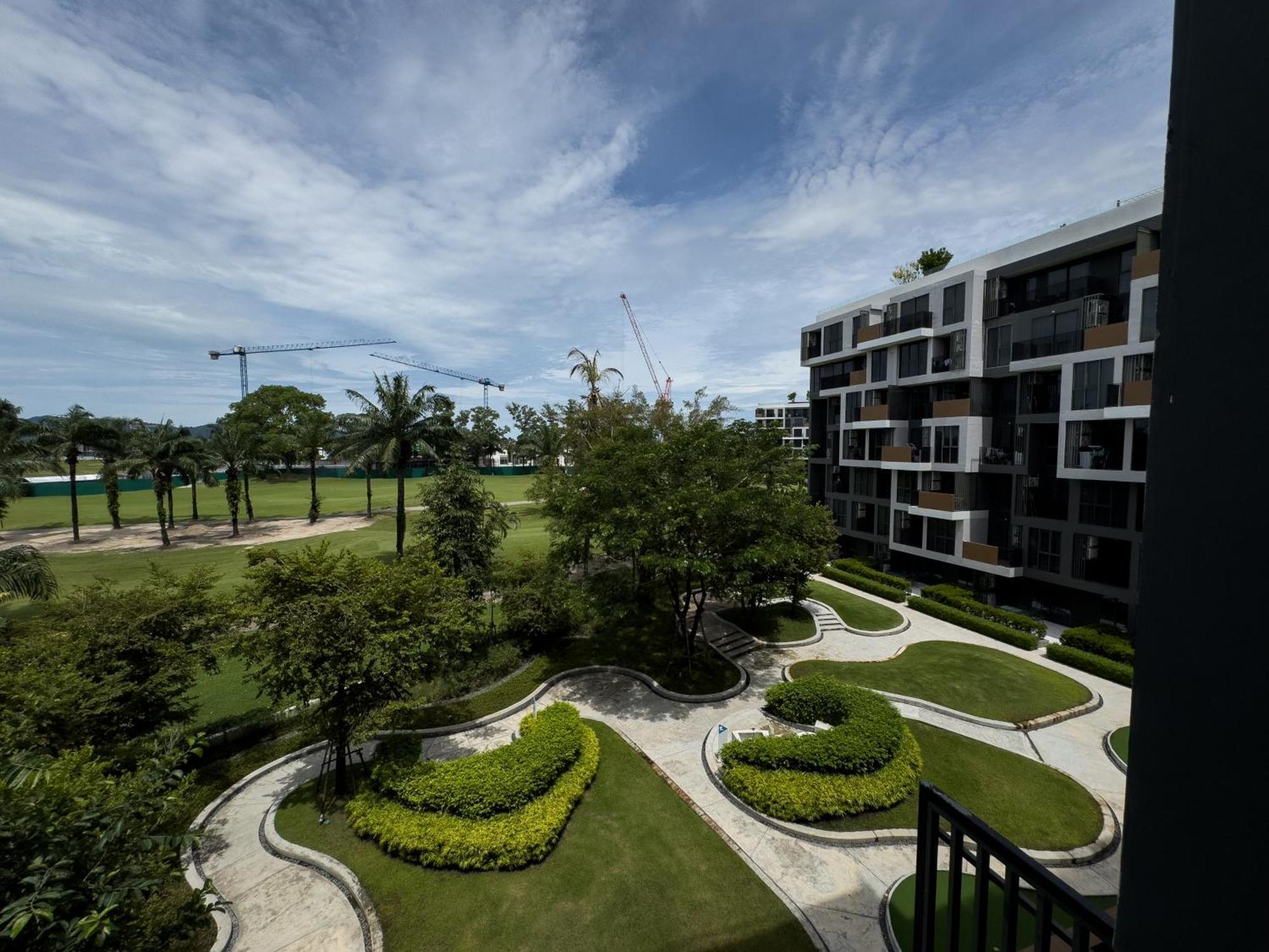 Skypark Laguna Apartments Bangtao Pantai Bang Tao Bagian luar foto